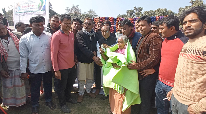 চাঁপাইনবাবগঞ্জে ব্যক্তি উদ্যোগে ৩২ হাজার কম্বল বিতরণ